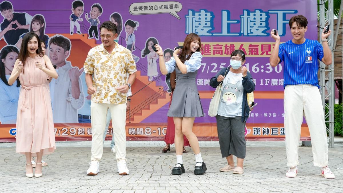 柯叔元(左二)甩計步器不輸年輕人。(圖/中視提供)