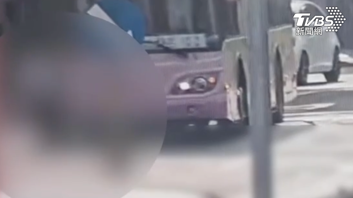 婦人下車後行經車頭遭公車起步輾壓身亡。（圖／TVBS）