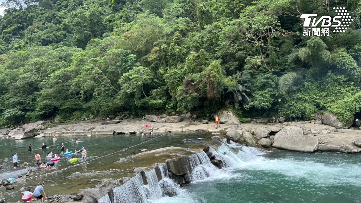 新北男蟾蜍谷戲水欲闖深水區 不聽勸還打傷消防員下場曝光