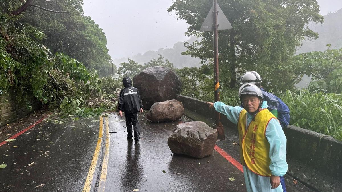 受巴威颱風影響，台北市北投區泉源路大石崩落阻斷通行，台北公共運輸處表示泉源路58號前，即日起到29日每天上午8時到傍晚5時交通管制，公車改道並取消停靠6站。（圖／翻攝自泉源集合—北投泉源里大小事臉書）