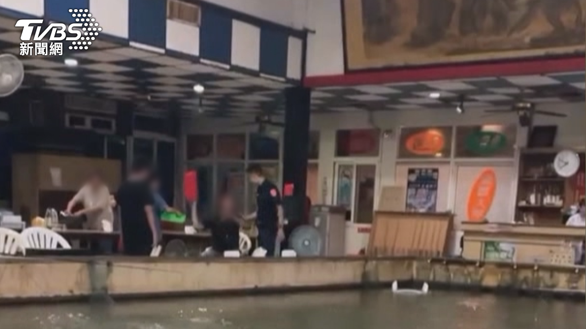 嘉義釣蝦場爆衝突,郭男遭蔡男持辣椒水攻擊,警方獲報到場後,郭男不僅未配合處理,還亂丟塑膠盆引發現場騷動。(圖/翻攝Threads_wen_16_12)