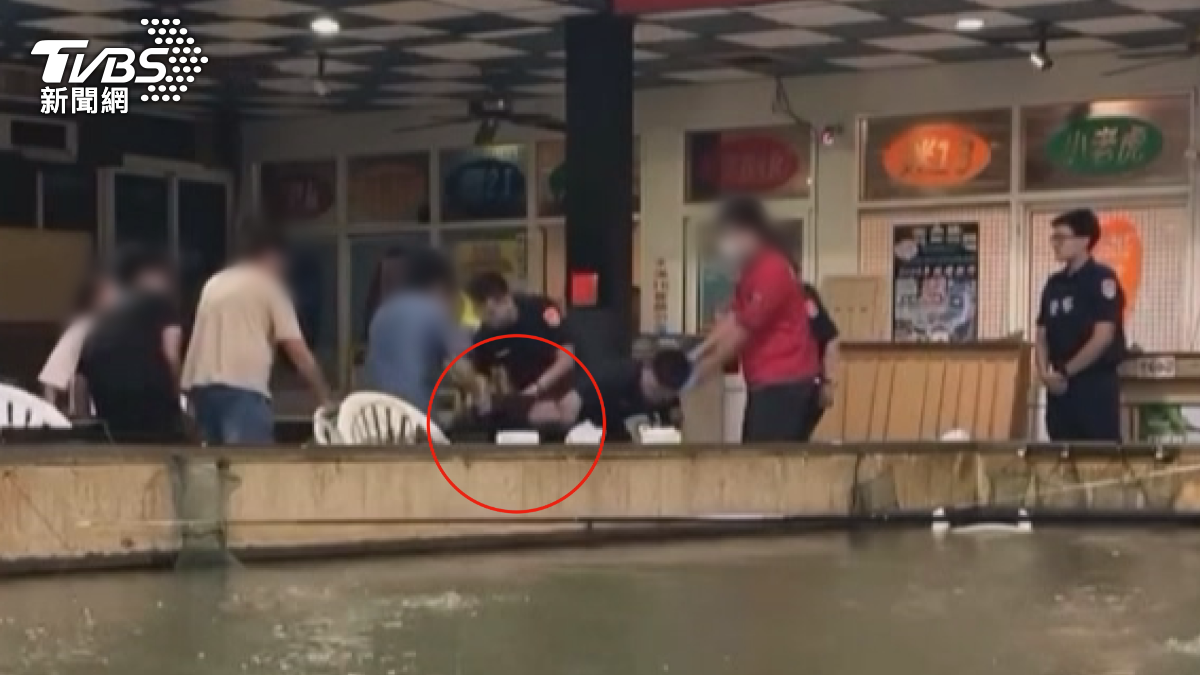 面對員警勸阻,郭男完全不聽,最後只能強制行使公權力,將郭男壓制在地。(圖/翻攝Threads_wen_16_12)