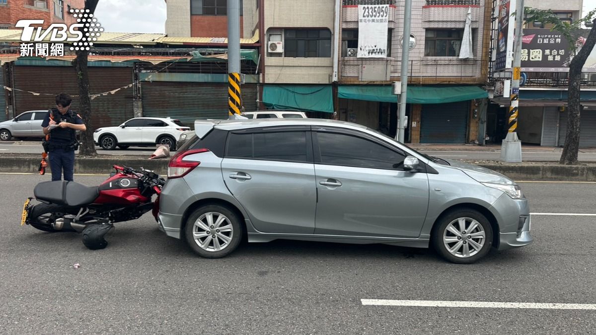 大型重機彰化市追撞停等紅燈轎車 騎士手部擦挫傷送醫