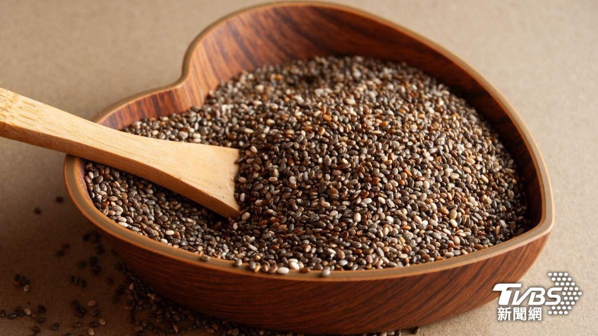 奇亞籽含有豐富膳食纖維、植物性Omega-3脂肪酸,加入早餐菜單裡是非常營養又便利的選擇。(示意圖/shutterstock達志影像)