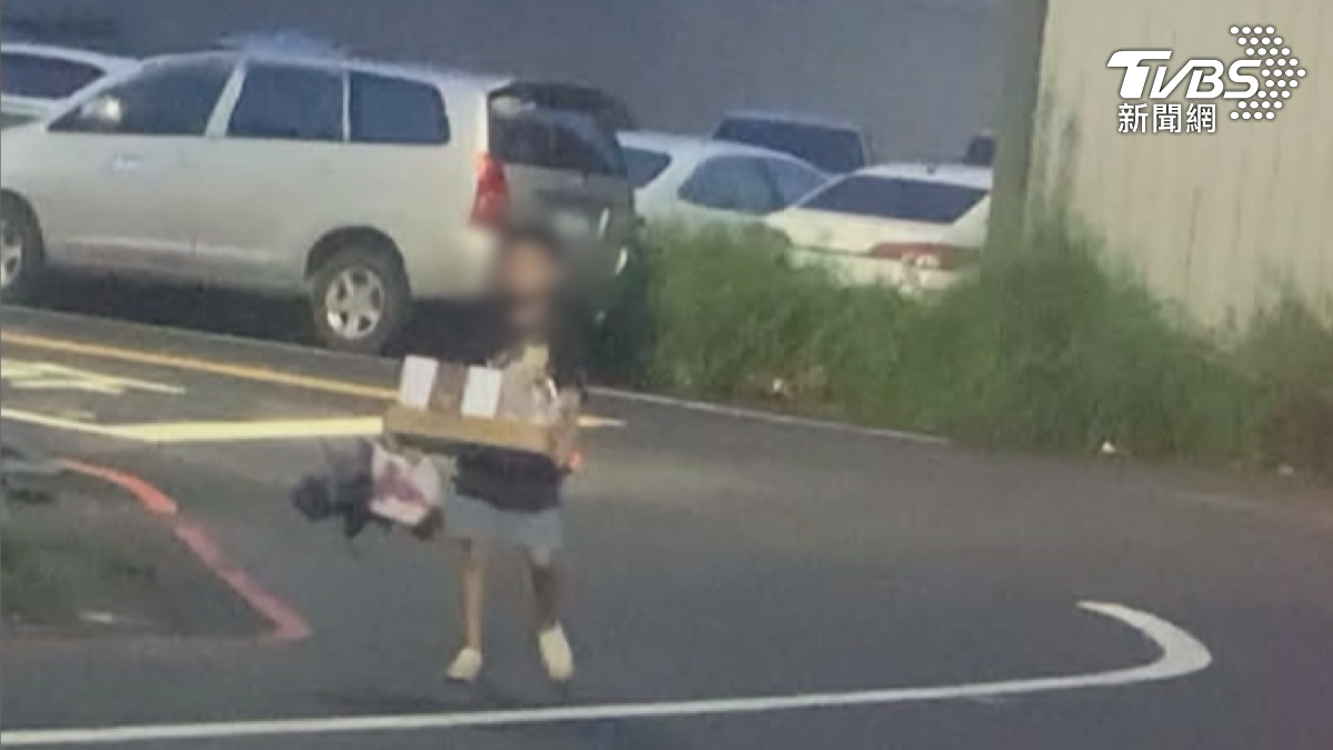 台南有民眾日前晚間經過北區街頭,發現一名小學年紀的男童,獨自站在路邊賣麵包,引發不少民眾關心。(圖/翻攝台南大小事臉書)