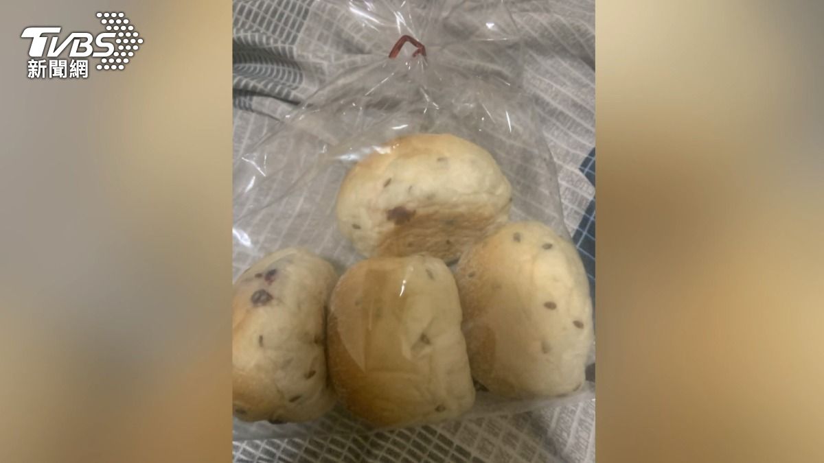 有民眾表示,自己曾跟男童買過麵包,現在他的麵包一包賣70元,上禮拜還在巴克禮公園遇到他。(圖/翻攝台南大小事臉書)