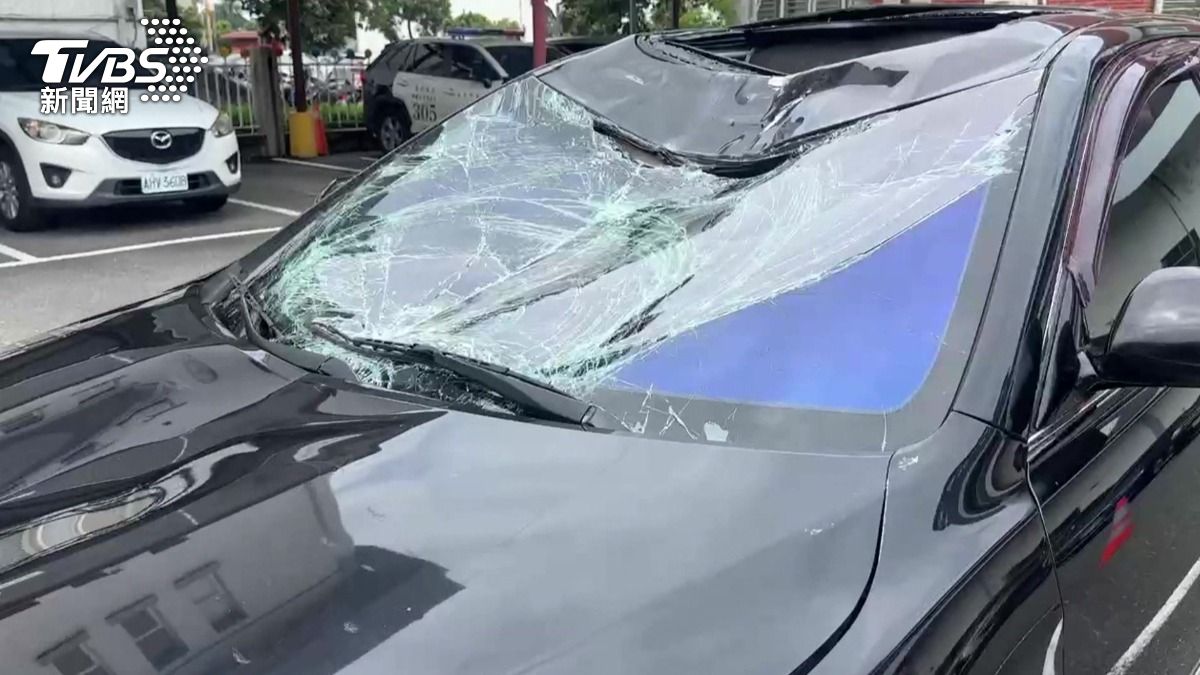 被查扣的肇事車輛車頭嚴重毀損,前擋風玻璃凹陷,天窗破裂。(圖/TVBS)