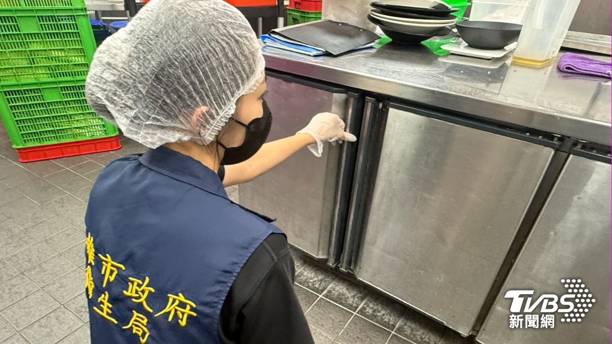 高雄市衛生局稽查。（圖／TVBS）