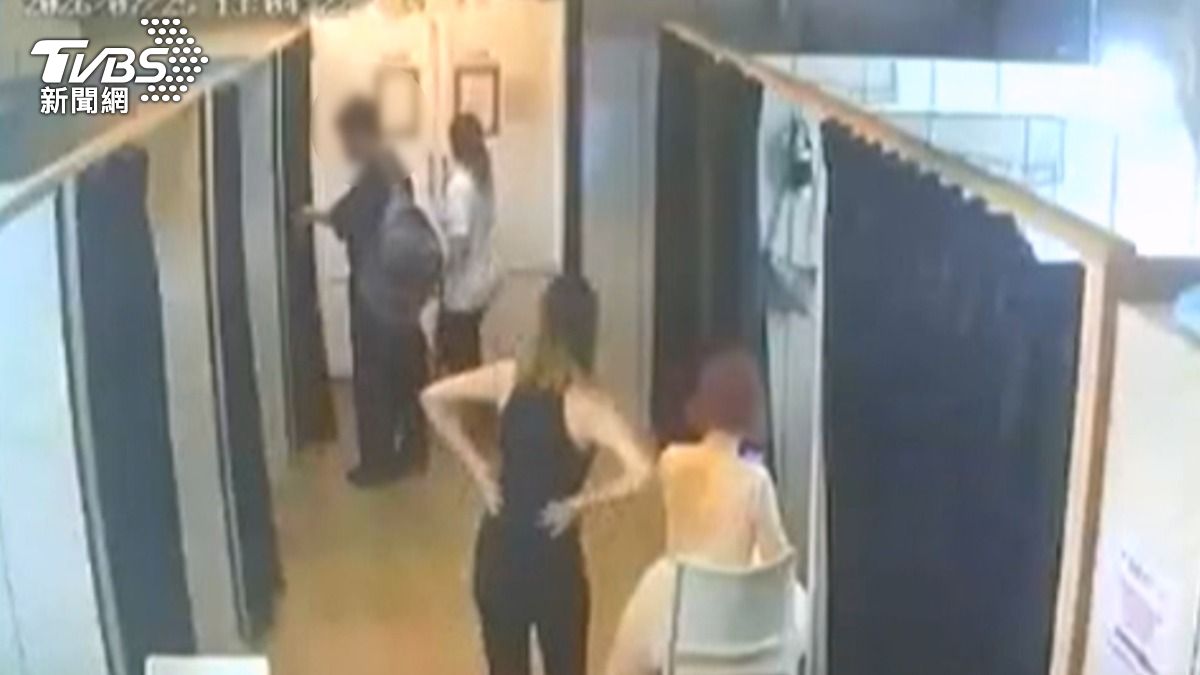當事模特向婚紗公司工作人員表示驚慌、不安，但黑衣男子僅回應以為那裡沒有人。(圖／民眾提供)