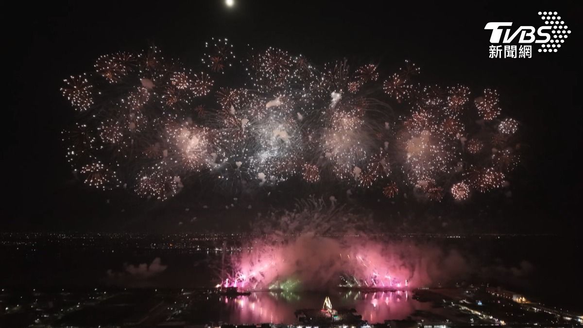 嘉義東石海之夏煙火表演,26日畫下句點,由於有1.8萬發以及6發16吋的巨型煙火助陣,當天湧入超過七萬人。(圖/TVBS)
