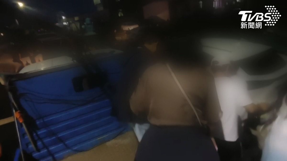 由於現場實施交通管制,遊客必須徒步約一小時才能抵達會場,不少當地居民主動以載蚵的小貨車幫忙接駁遊客。(圖/TVBS)