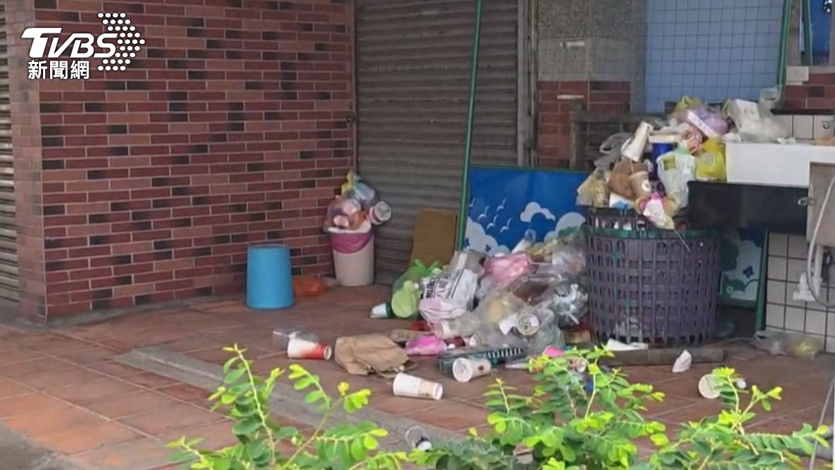 活動隔天,現場仍留下滿地垃圾,雖然有民眾一早自發前往幫忙收拾,但面對大量垃圾仍顯得杯水車薪。(圖/TVBS)