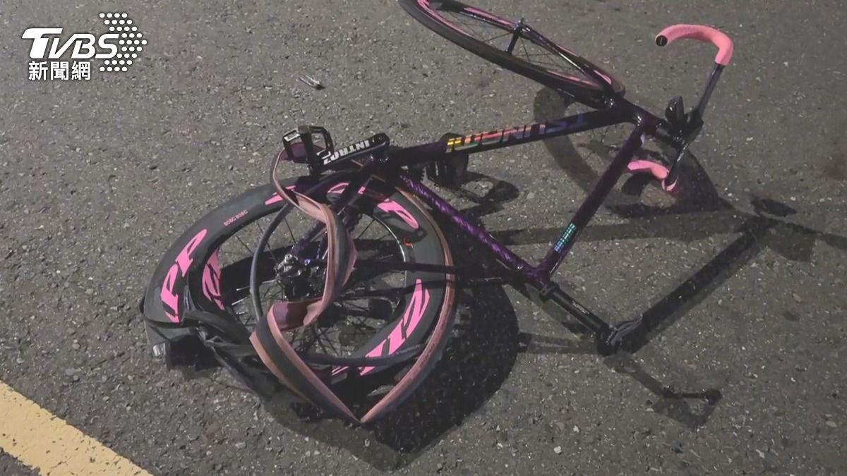 17歲陳姓高中生騎乘公路車時遭轎車撞擊，頭部重創送醫後傷重不治。(圖／TVBS)