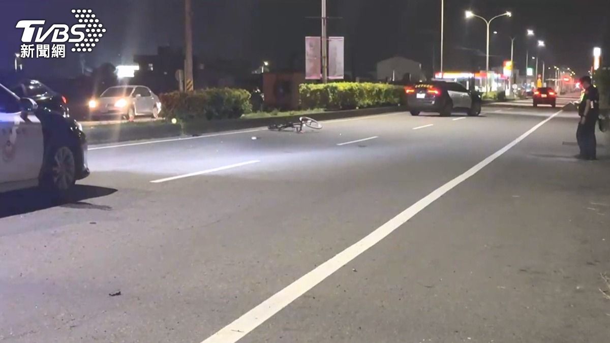 傷者與自行車竟然相距約200公尺之遠，現場遺留大片血跡。(圖／TVBS)