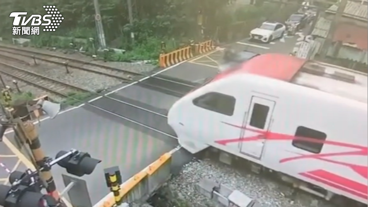 白車困平交道內，自強號提前偵測危險，緊急煞車。（圖／TVBS）