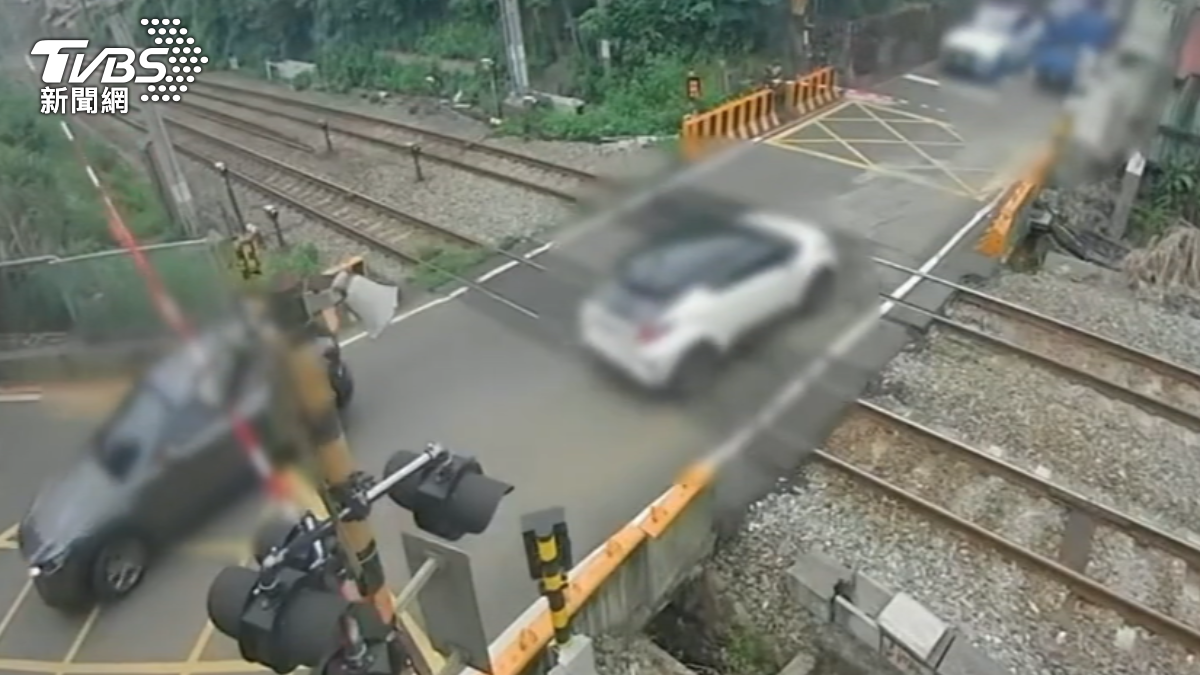 警示燈閃爍的狀況下，白車還是搶快硬闖。（圖／TVBS）