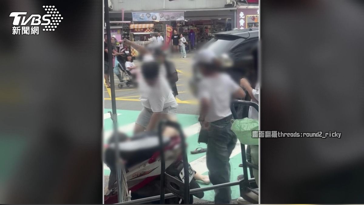 大甲街頭4人混戰！按喇叭爆口角　孩子面前「過肩摔、連環拳」都來。(圖／民眾提供)