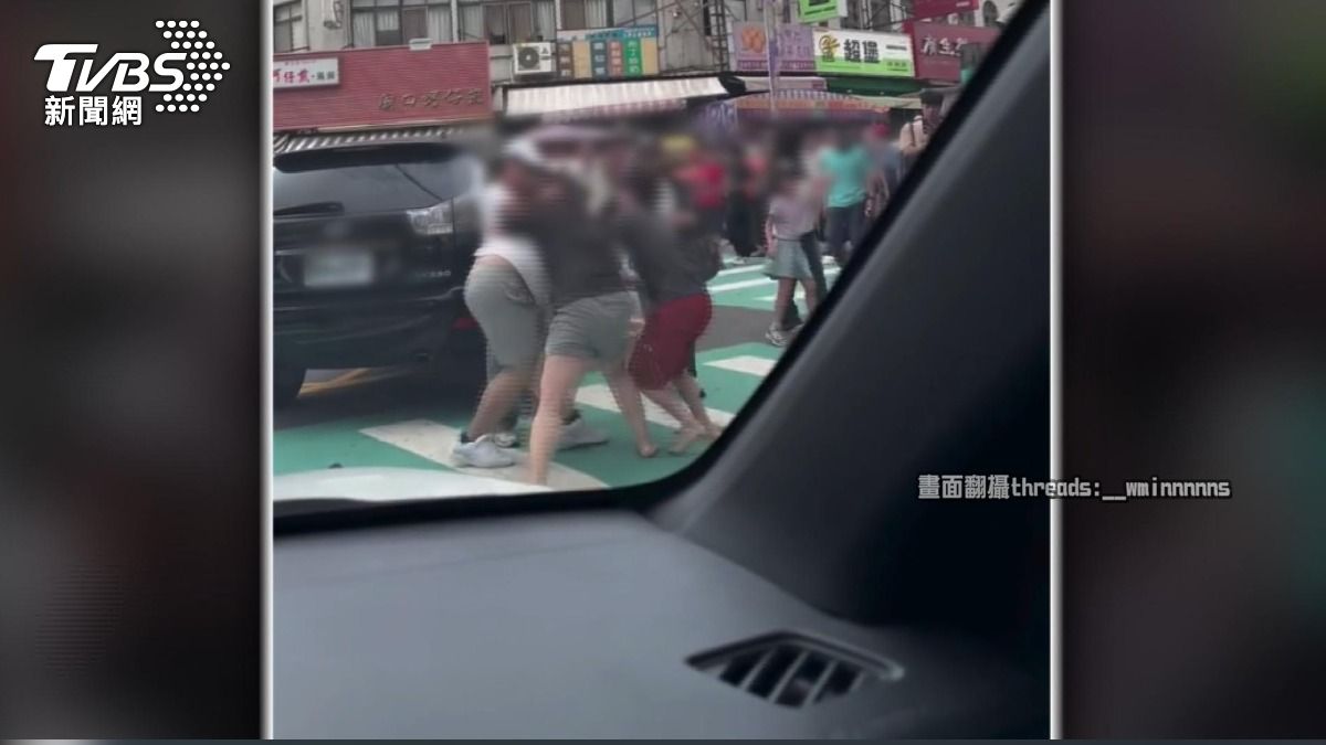 四人當街互毆、扭打成一團，場面混亂嚇壞一旁路人，最後雙方全數掛彩。(圖／民眾提供)
