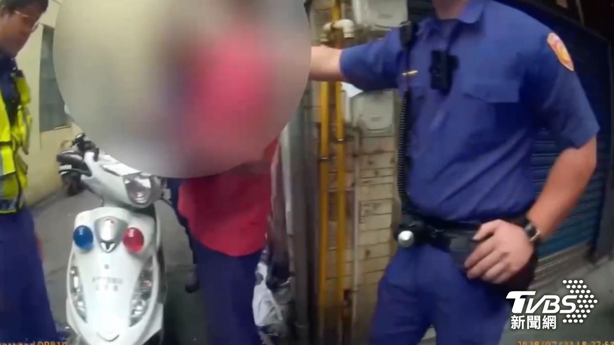 紅衣男肇事後躲人群當場被警方抓包。（圖／TVBS）