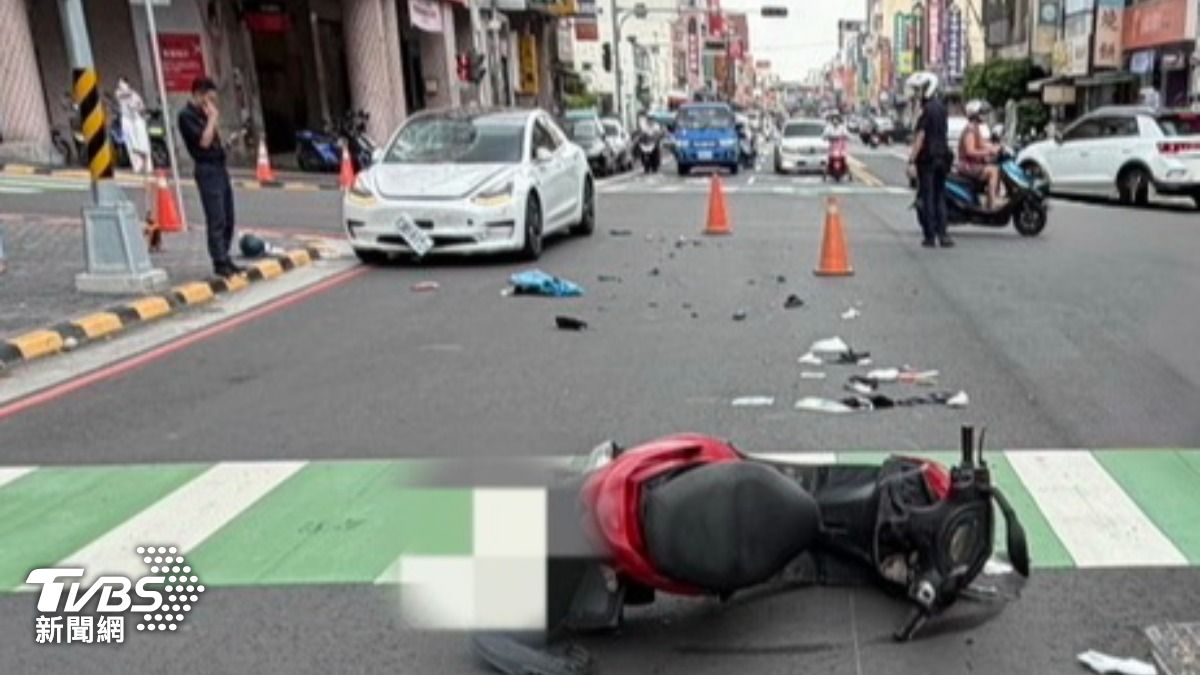 台中太平嚴重事故!7旬騎士路口闖紅燈 慘遭特斯拉撞飛命危