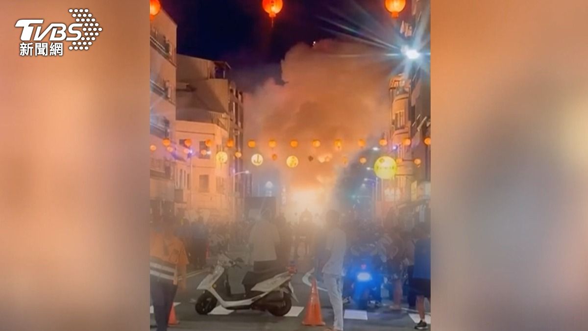 高雄鹽埕區廟會遶境，過程中封街放炮，導致濃煙壟罩街道影響交通，甚至還與警方爆發衝突，主委當場被帶走。（圖／翻攝社會事新聞影音）