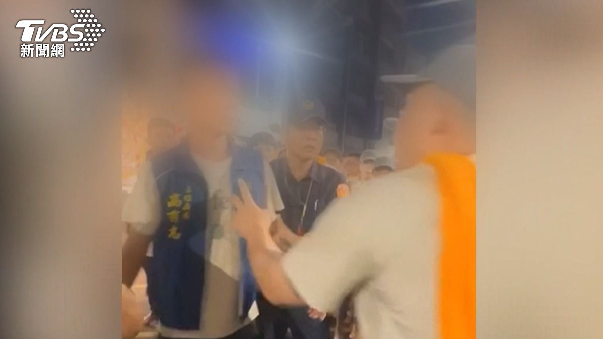 身穿藍色背心的廟方主委一度與警方發生拉扯、阻擋，場面十分混亂，廟方人員還試圖保住主委不被帶回。（圖／翻攝社會事新聞影音）