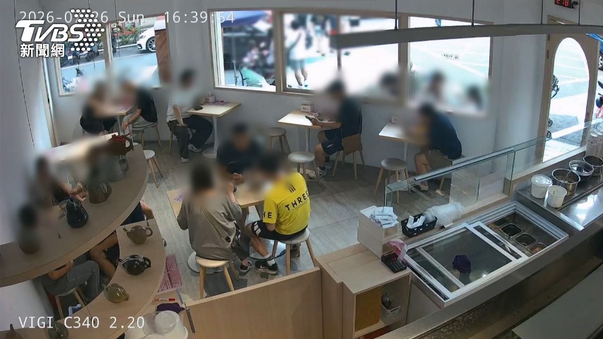 黑休旅禮讓又按喇叭？夫妻被惹怒　警：是想叫親友上車。(圖／民眾提供)