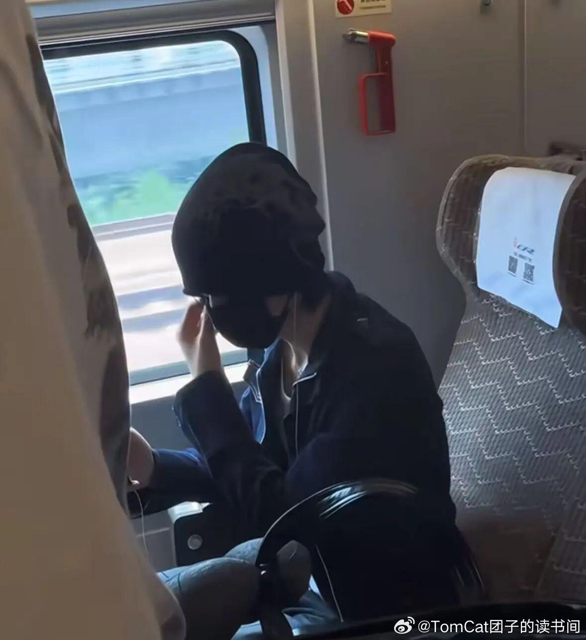 李權哲被乘客叫起來後,並未主動讓座道歉,而是全程保持沉默。(圖/翻攝自微博)