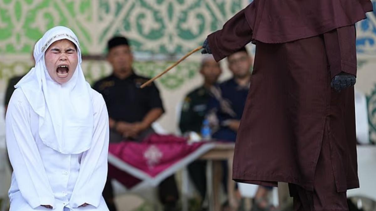印尼亞齊省（Aceh）一名25歲女子，日前因在TikTok直播時與伴侶親吻，遭判處21下鞭刑。（圖／翻攝自每日郵報）