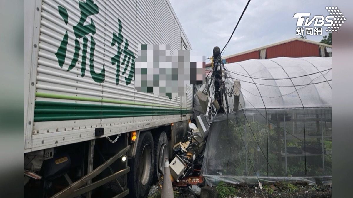 屏東九如鄉一名男子毒駕上路，駕駛大貨車失控連續撞斷2支電線桿，接著衝撞一旁鐵皮屋，駕駛看見警方一度嚇到失禁（圖／TVBS）