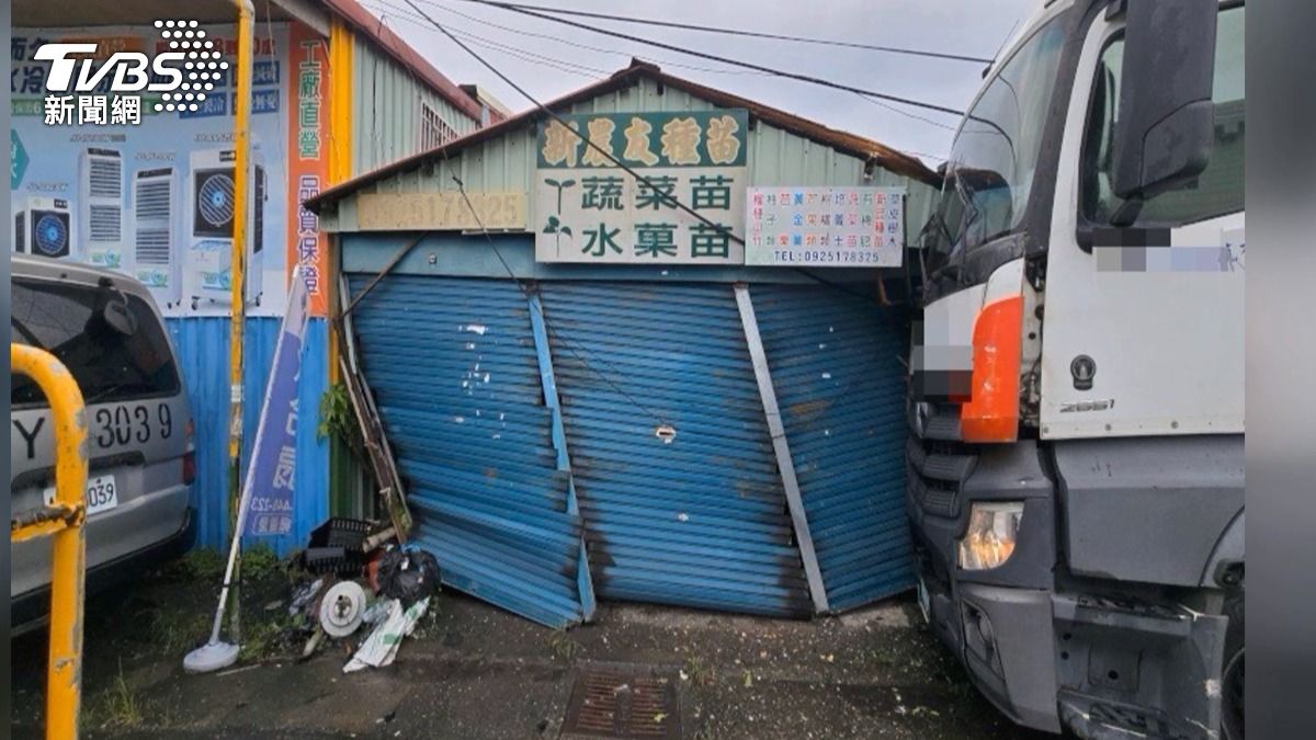 整棟鐵皮屋嚴重歪斜，屋內冷氣機也遭撞壞，屋外電線桿更被撞成兩半應聲倒地，可見撞擊力道相當大（圖／TVBS）