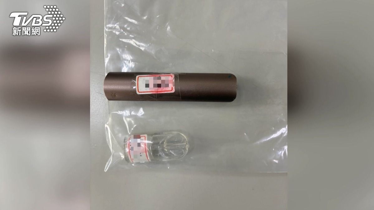 駕駛曾趁隙跑去丟棄某樣東西，後來對面鄰居帶著警方前往尋找，果然發現了毒品（圖／TVBS）