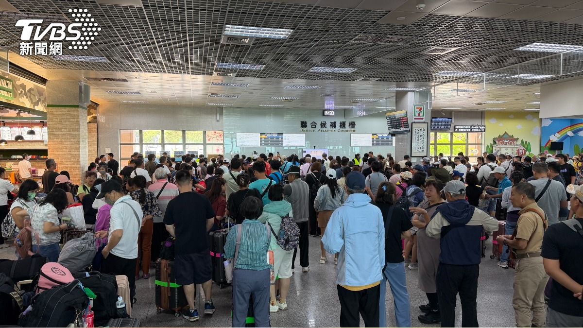 金門機場今(27)日一度滯留約500多名旅客。(圖/程子奕攝)