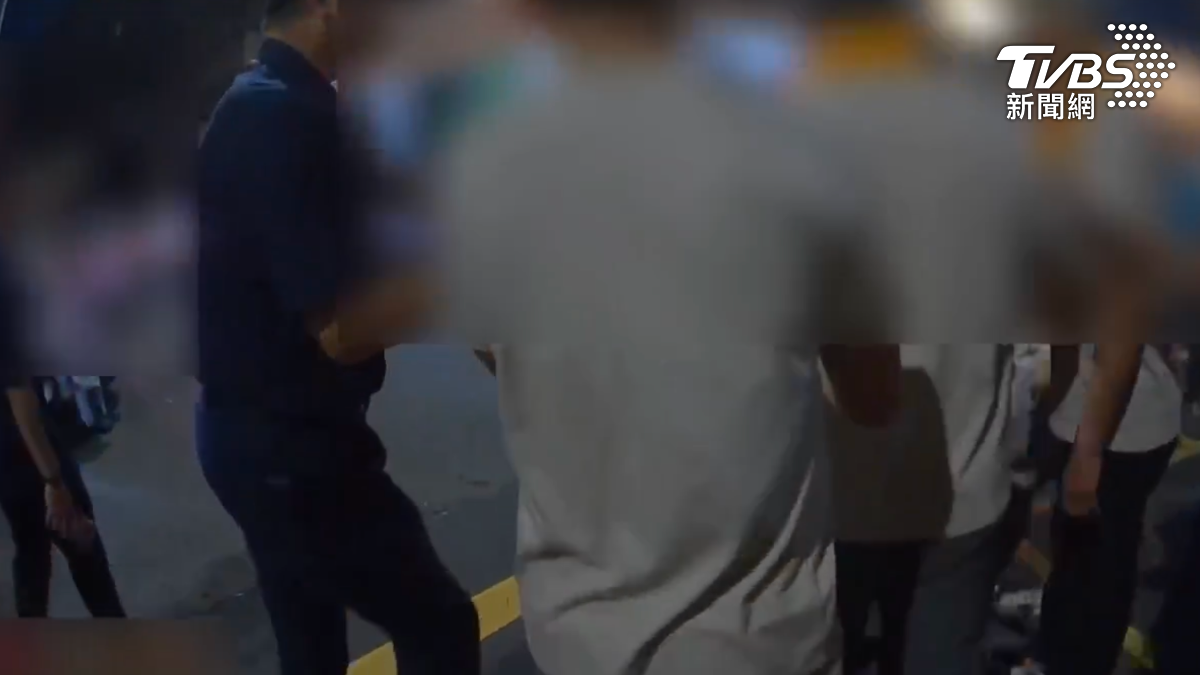 遶境隊伍面對警方勸阻竟反嗆還出手拉扯。(圖/TVBS)