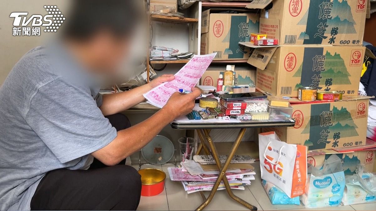 左轉後照鏡擦撞行人！66歲運將「吊照1年」哽咽：沒收入了。(圖／TVBS)