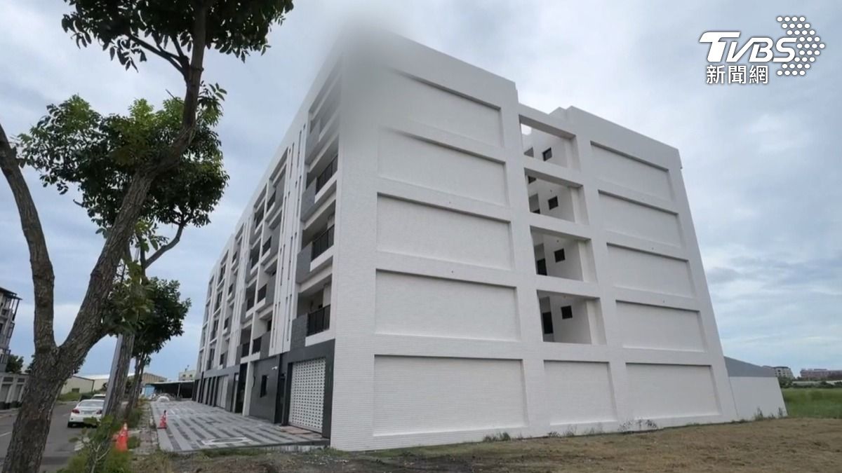 台南市安南區一棟集合試式住宅，原定七月份就能完工交屋，沒想到最近卻出現建案停擺，還卻驚傳跳票（圖／TVBS）