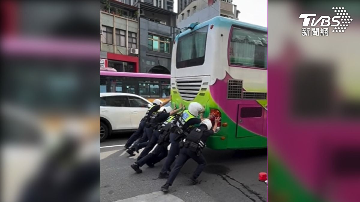 7警頂高溫合力徒手推車。（圖／TVBS）