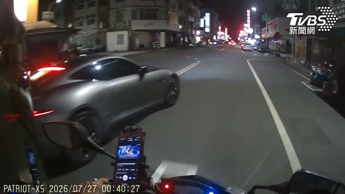 駕駛自小客的林姓男子先是違規雙黃線迴轉，被叭了之後，竟然惡意對機車騎士薛姓男子逼車（圖／翻攝Threads＠ximilong）