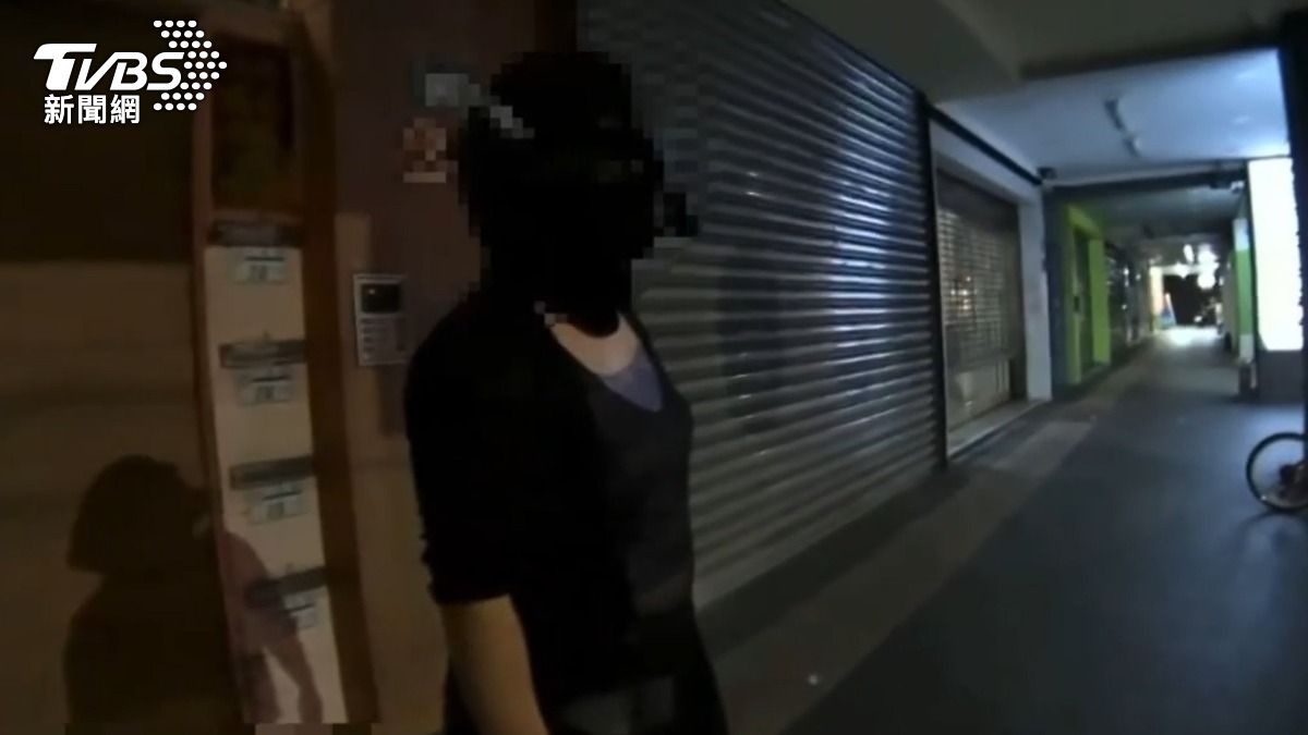 穿女裝的41歲王姓男子，遭住戶指控闖入公寓。（圖／TVBS）