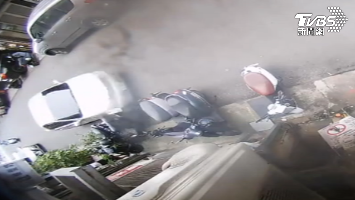 銀車男子酒後上路，衝撞路邊三輛機車。（圖／TVBS）