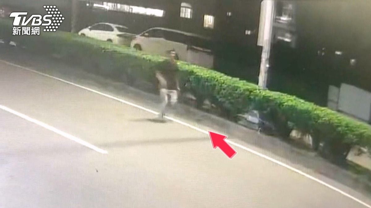 17歲少年遭撞重傷　冷血駕駛拆除車牌徒步逃跑。(圖／TVBS)