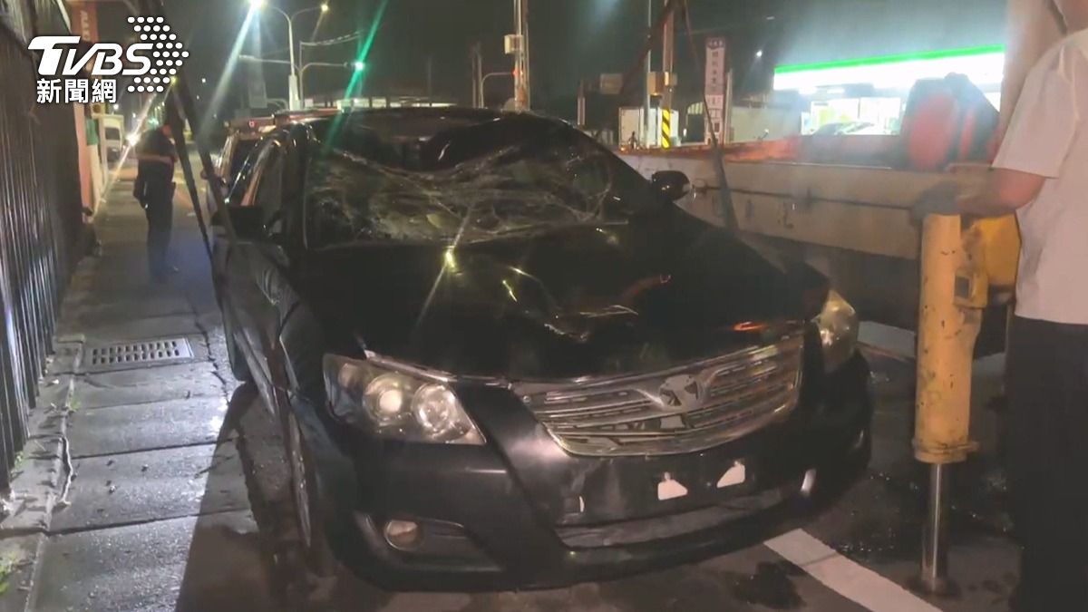 17歲少年遭撞重傷　冷血駕駛拆除車牌徒步逃跑。(圖／TVBS)