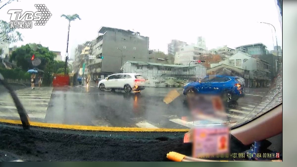 左轉後照鏡擦撞行人！66歲運將「吊照1年」哽咽：沒收入了。(圖／TVBS)