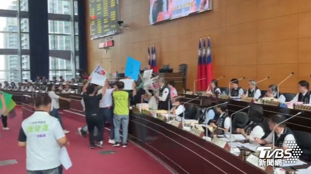 中市議會包圍盧秀燕（圖／TVBS資料畫面）