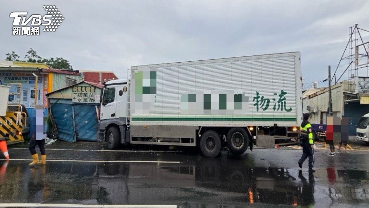 屏東物流車司機毒駕失控暴衝!連撞爛電桿、鐵皮屋 驚悚畫面曝