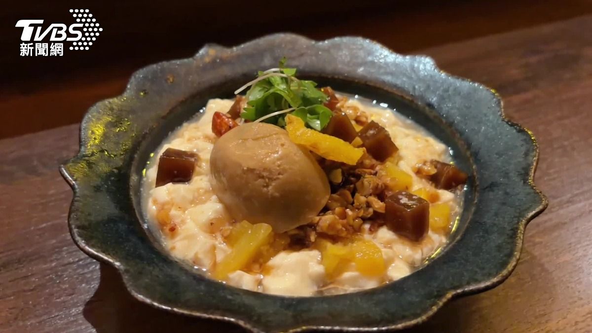 有店家推出超像「滷肉飯」的豆花。（圖／TVBS）