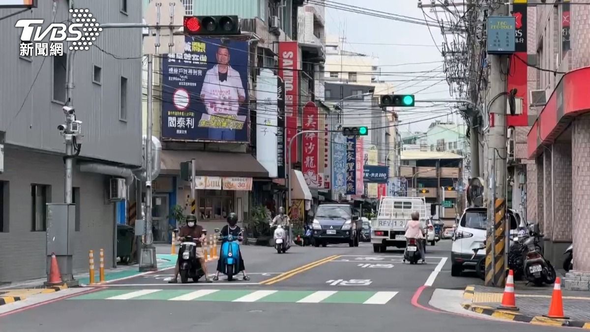 7旬翁疑誤判燈號　遭撞飛一度命危(圖/TVBS)