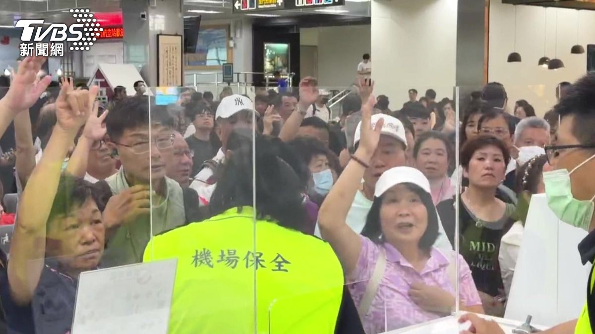 受紅霞颱風影響，逾500名金廈中轉客滯留，大鬧金門機場。（圖／TVBS）