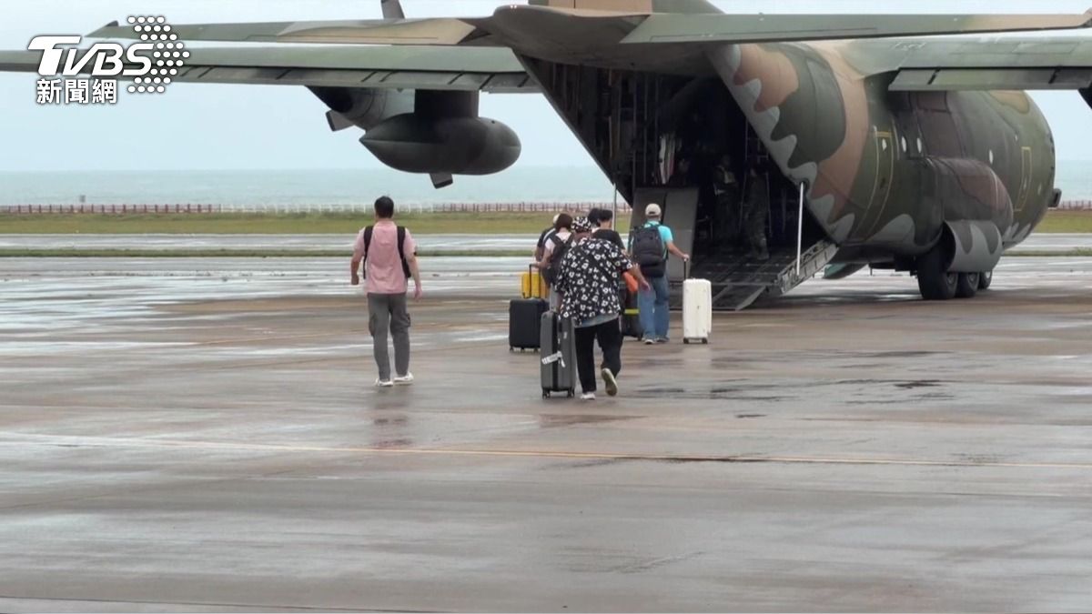 三架軍機疏運人潮仍供不應求，候補已排到近千位。（圖／TVBS）