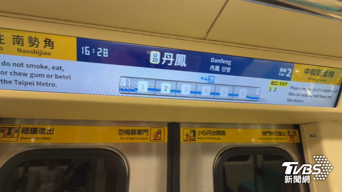 北捷中和新蘆線新一代全彩液晶到站顯示器上線,整合路線、出口及電梯位置等資訊,提升乘車辨識度。(圖/TVBS)